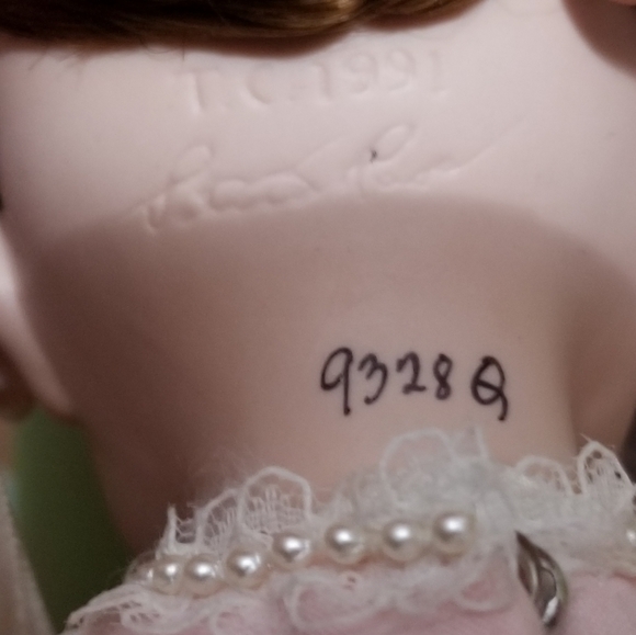 Porcelain Doll "A party for Sarah" 14" - Picture 4 of 8